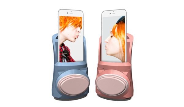 Una coppia che si scambia un bacio attraverso uno schermo di realtà virtuale, con la tecnologia Kissenger