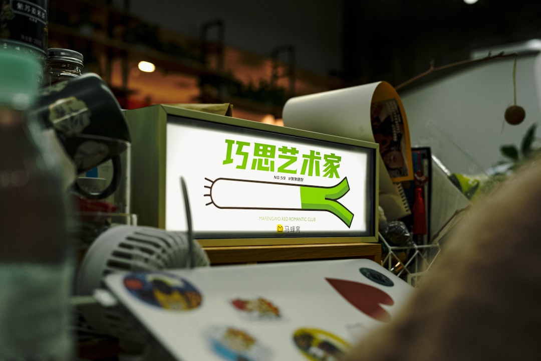 Schermo di un chatbot con un segno di avvertimento