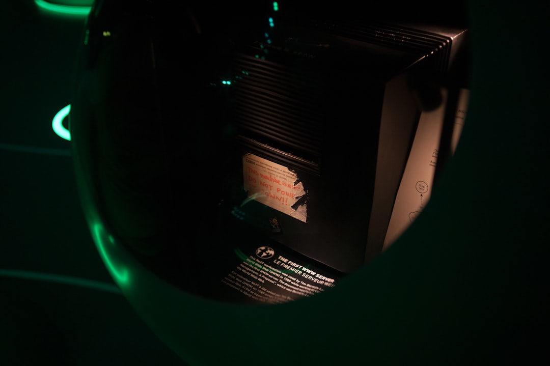 Una foto di un data center con server e apparecchiature di rete