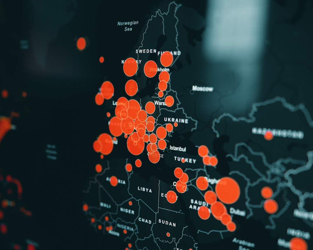 Mappa dell'Europa con schermi di computer che mostrano attacchi informatici