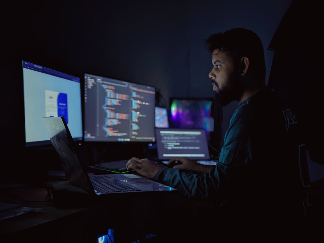 Schermo di avviso di minaccia alla cybersecurity in una stanza buia