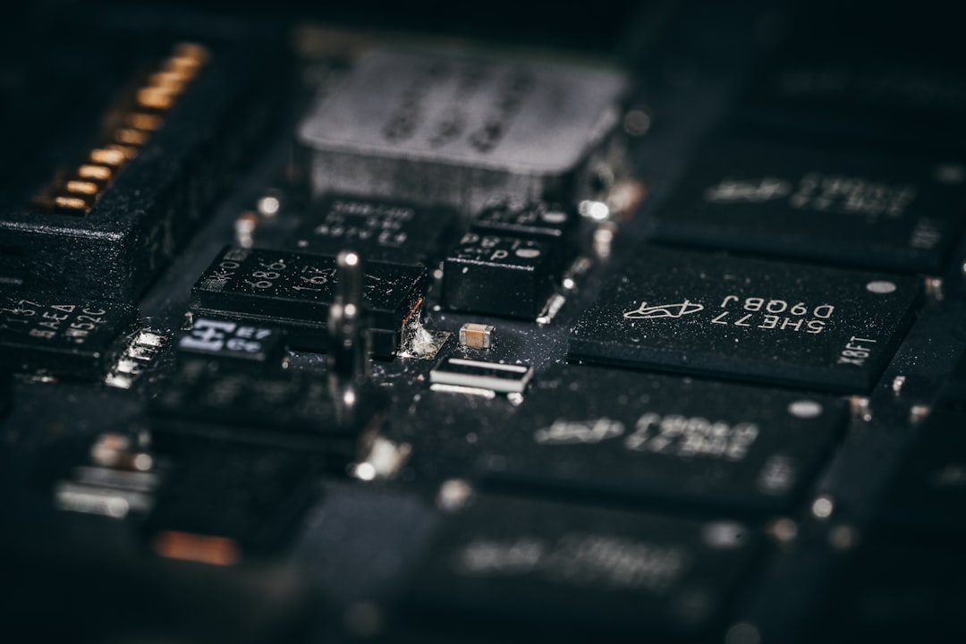 Immagini di dischi rigidi e memorie con sfondo tecnologico e keyword data storage