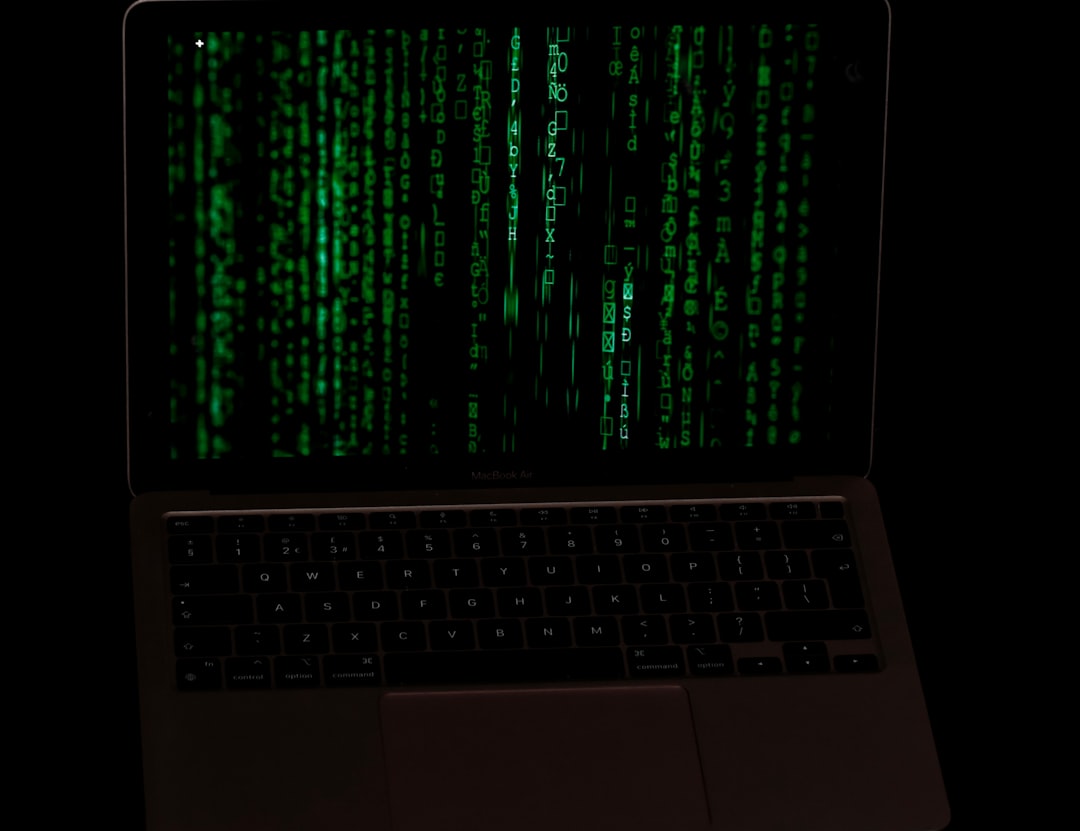 Immagine di uno schermo buio con codici informatici, rappresentante un attacco #cybersecurity