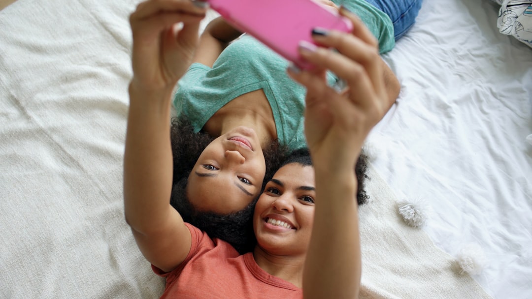 Madre e figlio che utilizzano lo smartphone insieme