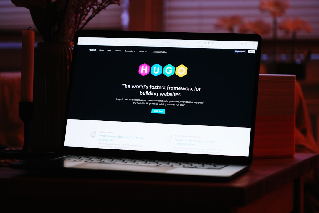 Sviluppatore web al lavoro con laptop