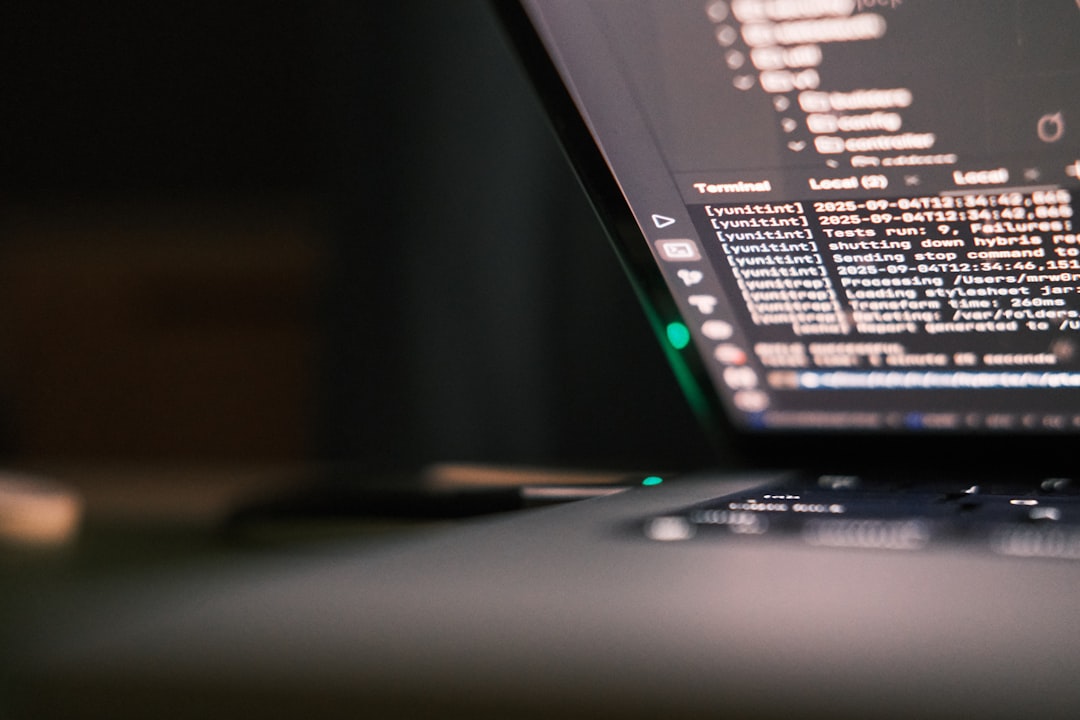 uno schermo di laptop con codice open source in sfondo notturno