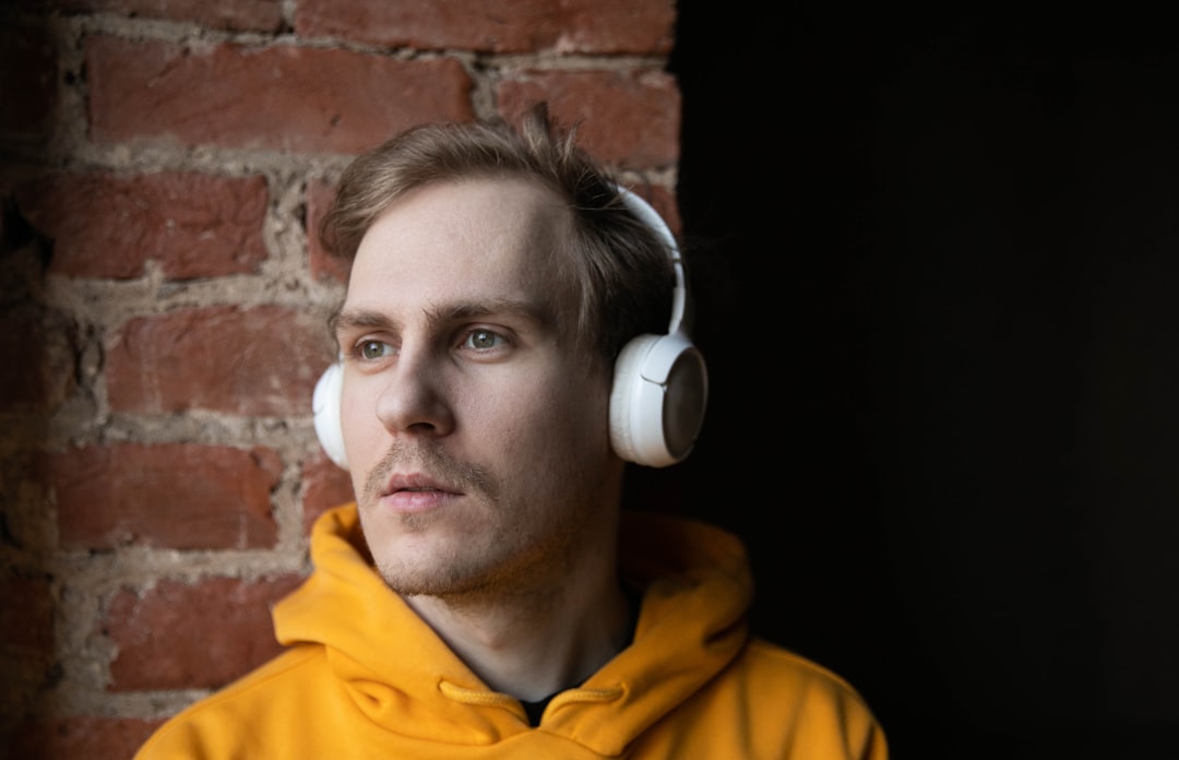 Una persona ascolta un podcast con le cuffie