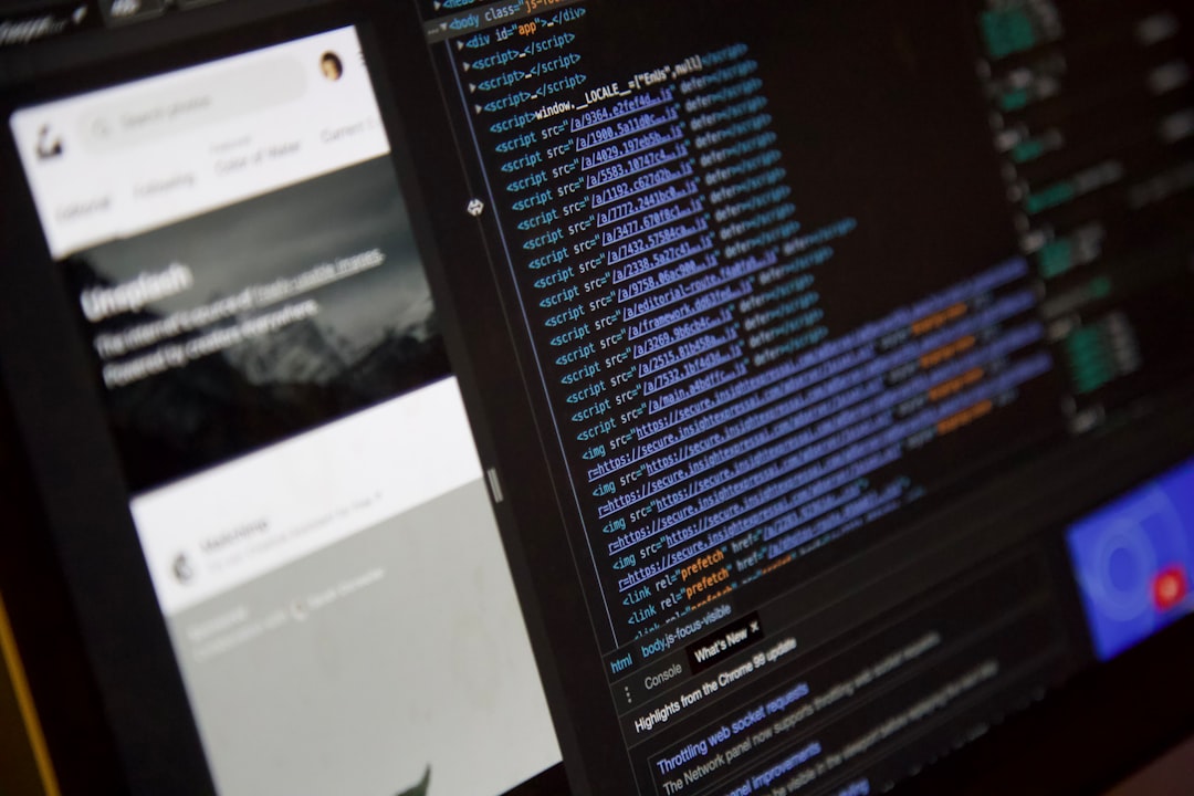 Una persona che programma su un laptop con schermo pieno di codice